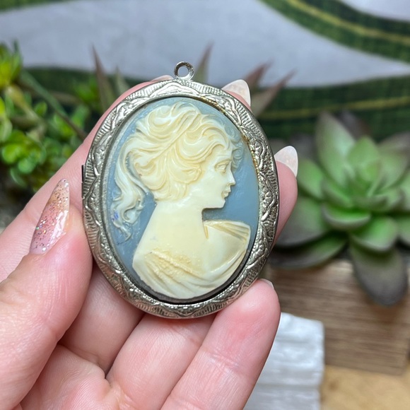 VTG| Carved Cameo Locket 💙✨ - Picture 6 of 9